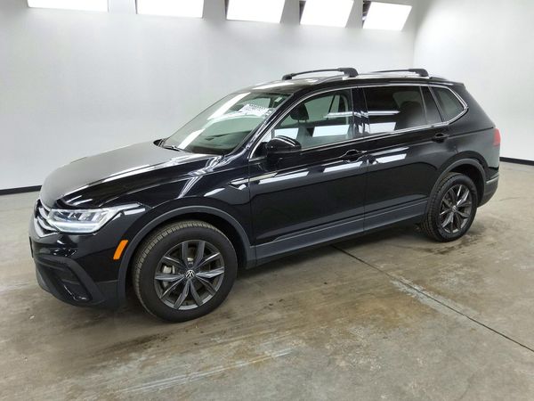 2022 VOLKSWAGEN TIGUAN 4Motion SE — Front 3/4