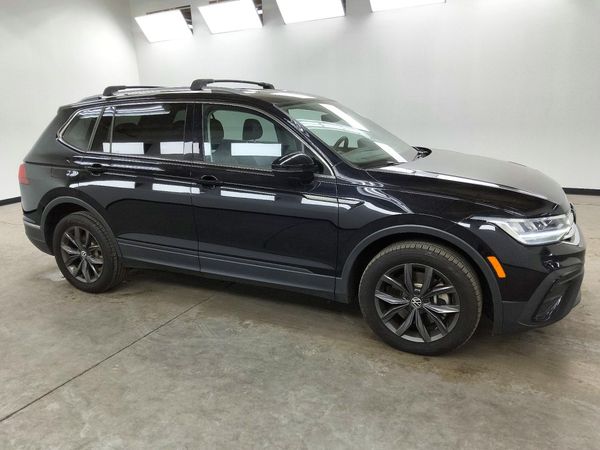2022 VOLKSWAGEN TIGUAN 4Motion SE — Passenger 3/4