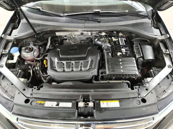 2022 VOLKSWAGEN TIGUAN 4Motion SE — Engine bay