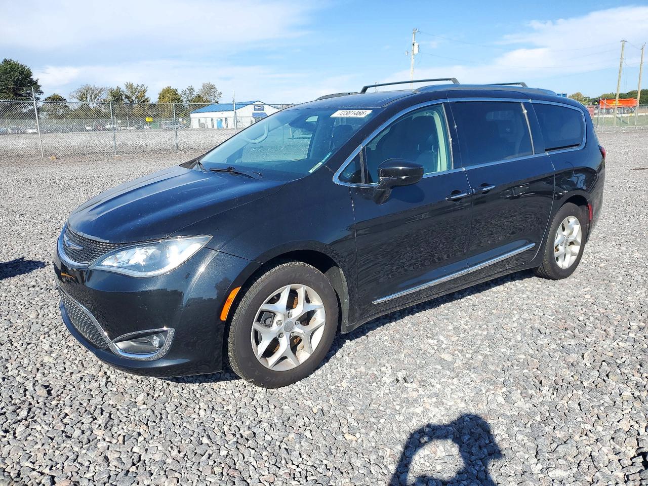 2018 CHRYSLER PACIFICA Touring L Plus — Front 3/4