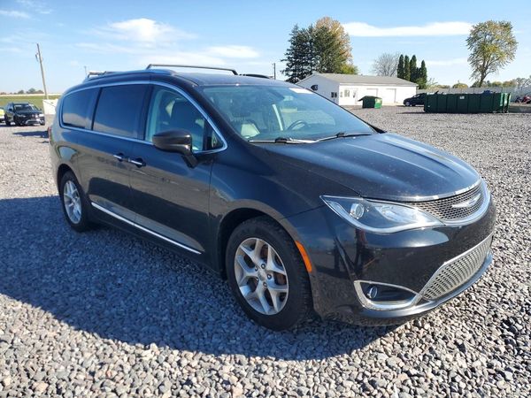 2018 CHRYSLER PACIFICA Touring L Plus — Passenger 3/4