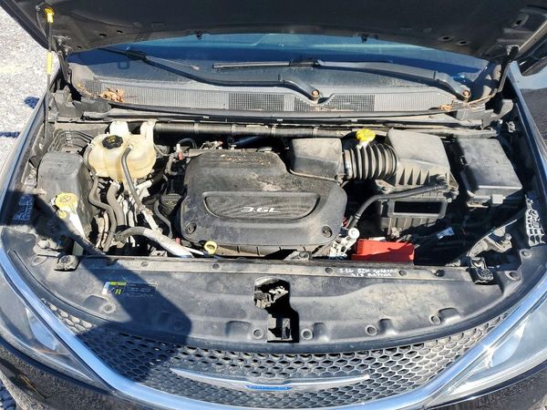 2018 CHRYSLER PACIFICA Touring L Plus — Engine bay