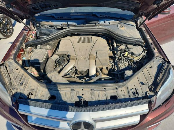 2013 MERCEDES-BENZ GL GL550 4MATIC — Engine bay