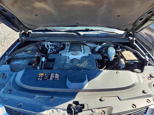 2015 CADILLAC ESCALADE ESV Luxury — Engine bay