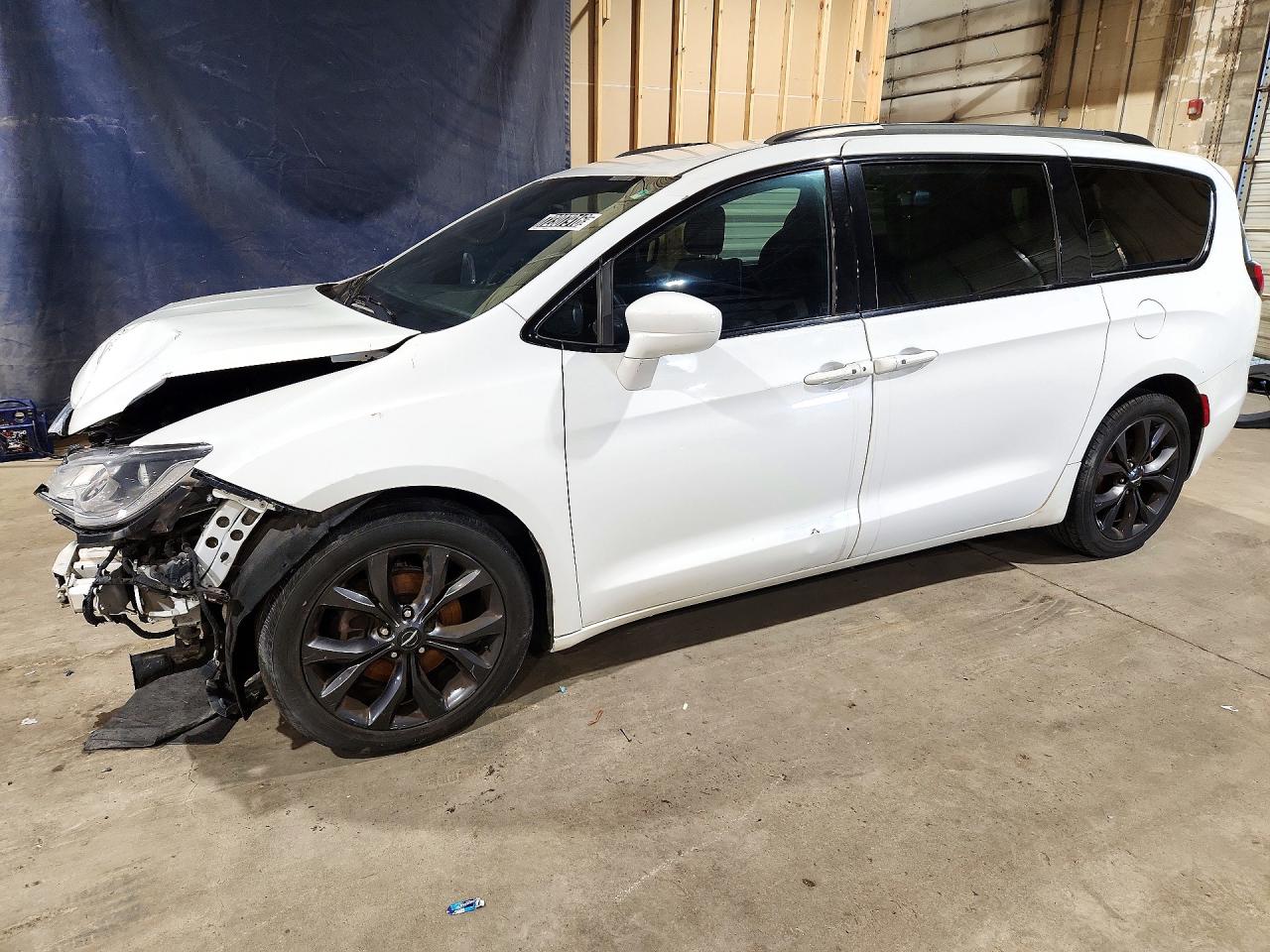 2018 CHRYSLER PACIFICA Touring L — Front 3/4