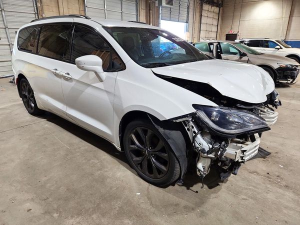 2018 CHRYSLER PACIFICA Touring L — Passenger 3/4