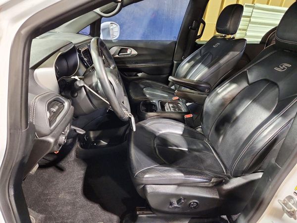 2018 CHRYSLER PACIFICA Touring L — DENT