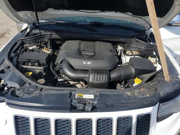 2014 JEEP CHEROKEE Overland — Engine bay