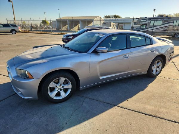 2013 DODGE CHARGER SE — Front 3/4