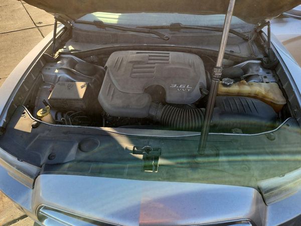 2013 DODGE CHARGER SE — Engine bay