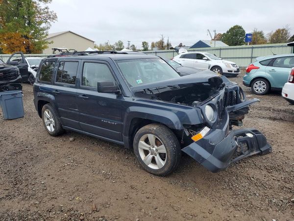 2014 JEEP PATRIOT LATITUDE FWD — Passenger 3/4