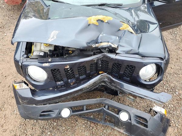 2014 JEEP PATRIOT LATITUDE FWD — Engine bay