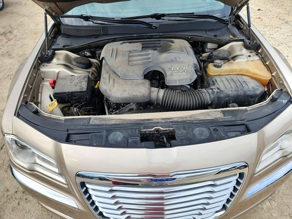 2012 CHRYSLER 300 Limited — Engine bay