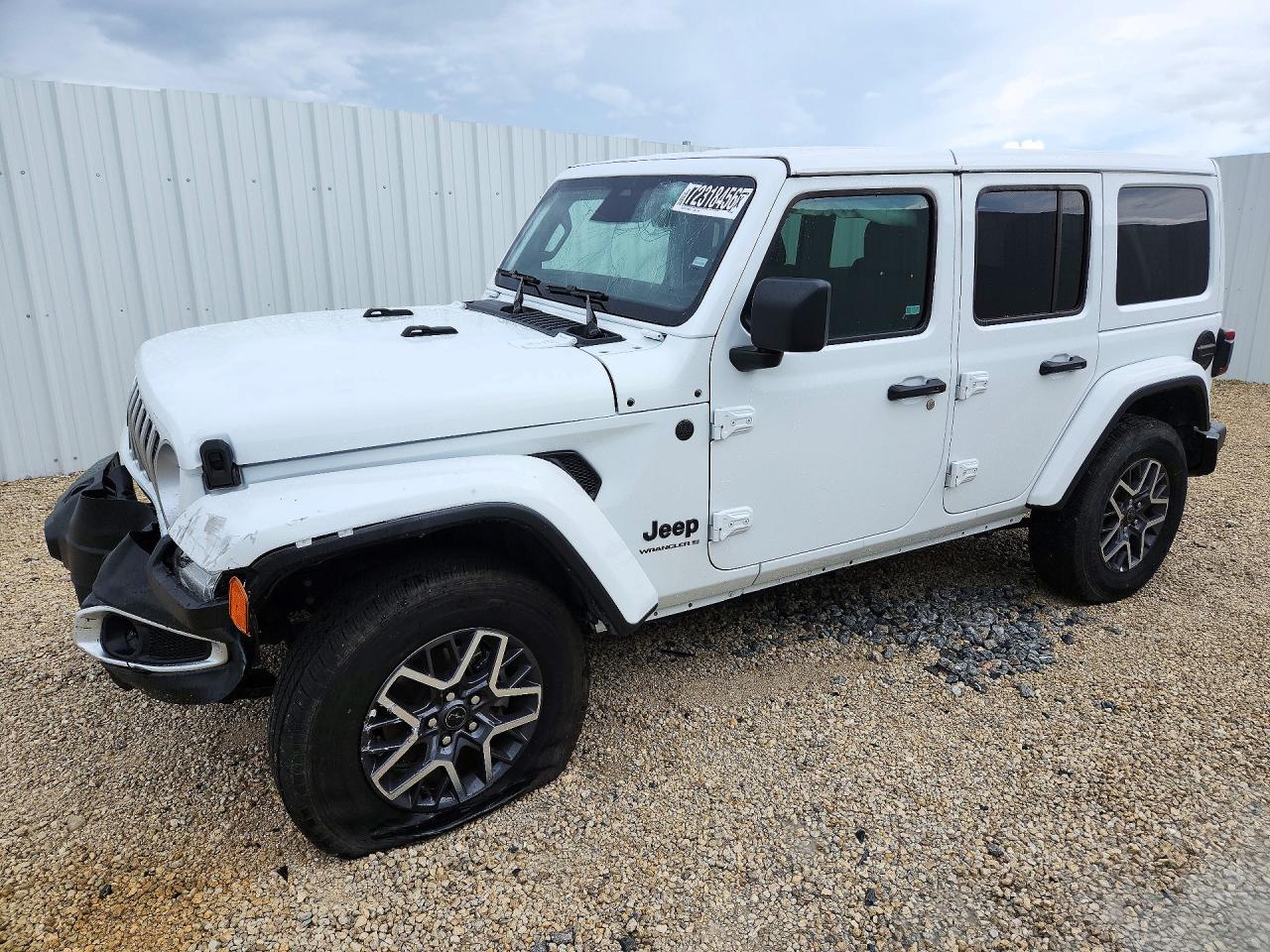 2026 JEEP WRANGLER Sahara — Front 3/4