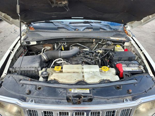 2012 JEEP LIBERTY Jet — Engine bay