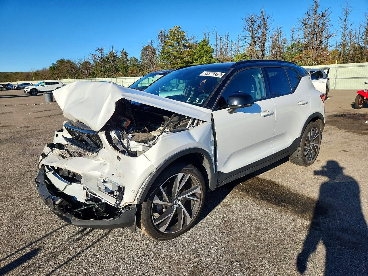 2019 VOLVO XC40 R-Design — Front 3/4