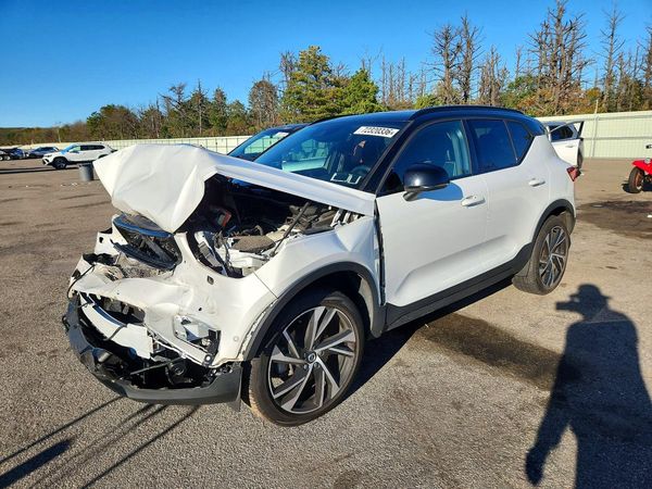 2019 VOLVO XC40 R-Design — Front 3/4
