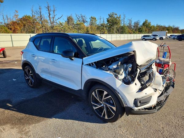 2019 VOLVO XC40 R-Design — Passenger 3/4