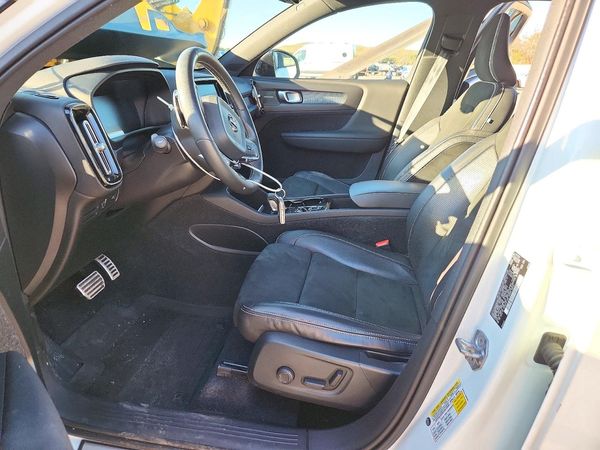2019 VOLVO XC40 R-Design — DENT