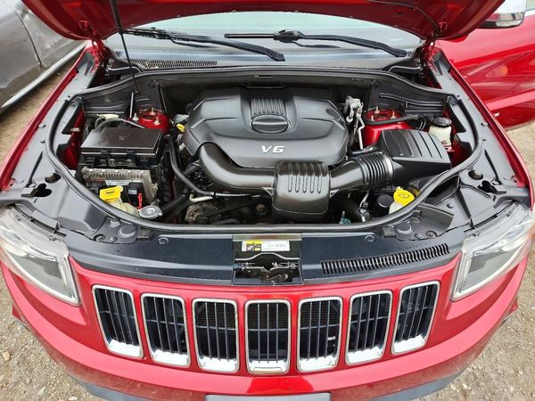 2014 JEEP CHEROKEE Limited — Engine bay