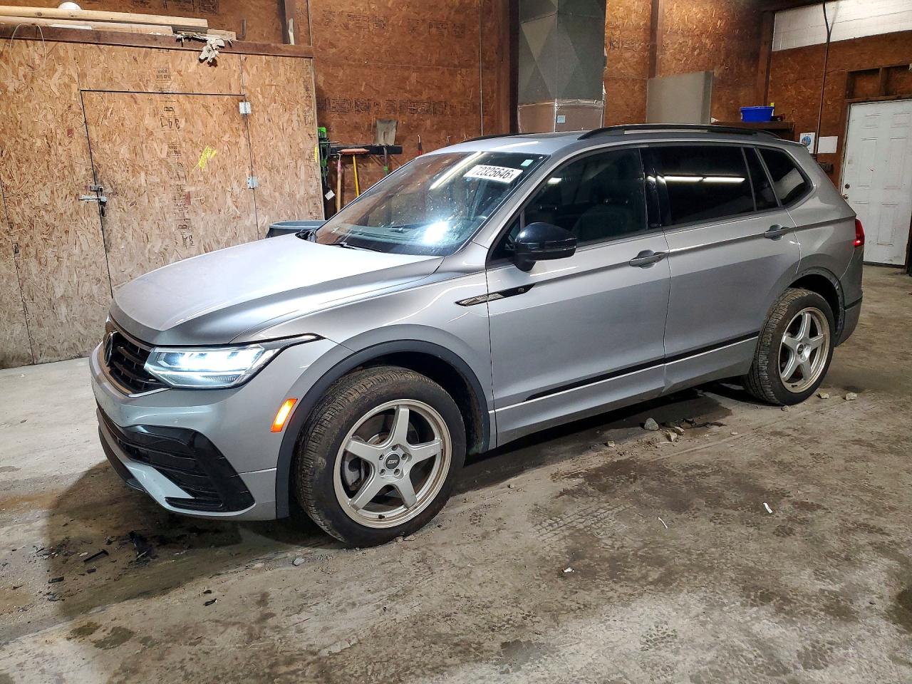 2023 VOLKSWAGEN TIGUAN 4Motion SE R-Line Black — Front 3/4