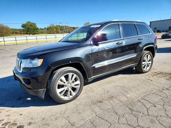 2013 JEEP CHEROKEE Laredo — Front 3/4