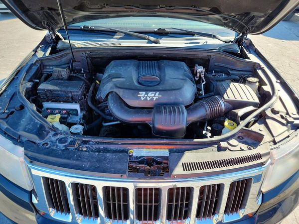 2013 JEEP CHEROKEE Laredo — Engine bay