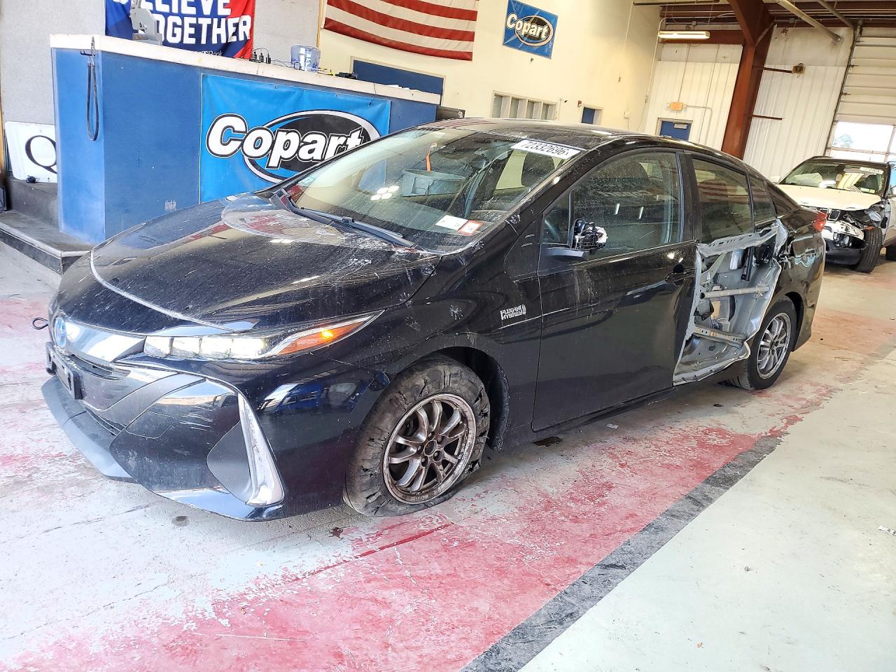 2022 TOYOTA PRIUS — Front 3/4