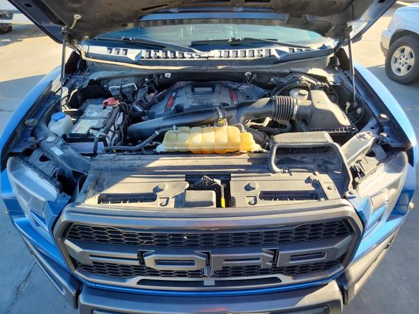 2019 FORD F150 Super Crew - Raptor — Engine bay