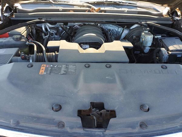 2018 CHEVROLET SUBURBAN LT — Engine bay
