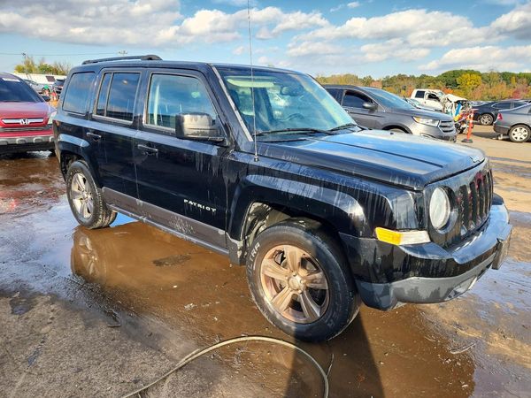 2015 JEEP PATRIOT Latitude — Passenger 3/4