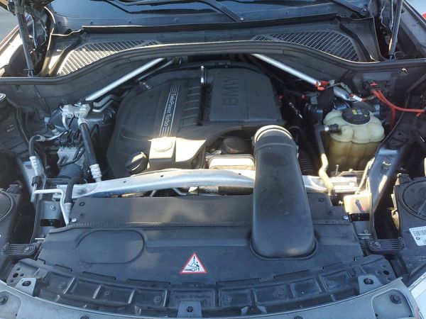 2016 BMW X6 xDrive35i — Engine bay