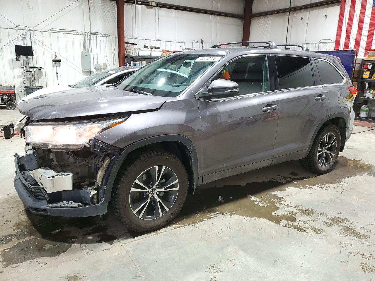 2018 TOYOTA HIGHLANDER LE/LE Plus — Front 3/4