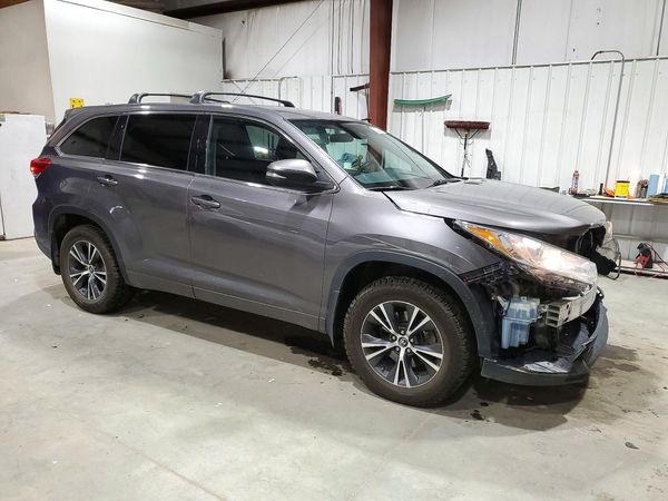 2018 TOYOTA HIGHLANDER LE/LE Plus — Passenger 3/4