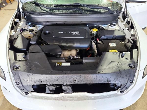 2014 JEEP CHEROKEE Latitude — Engine bay