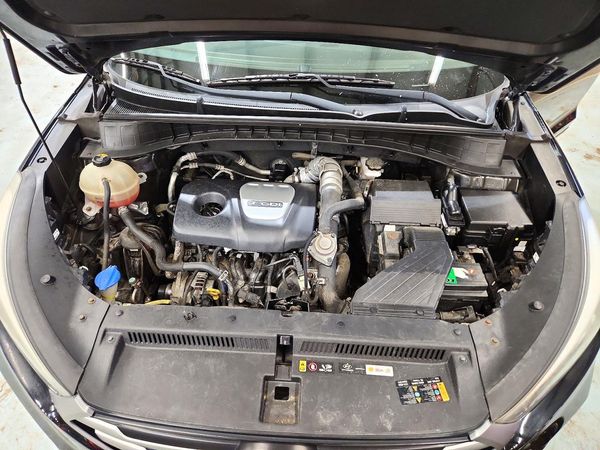 2017 HYUNDAI TUCSON — Engine bay