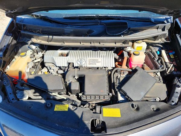 2013 TOYOTA PRIUS — Engine bay