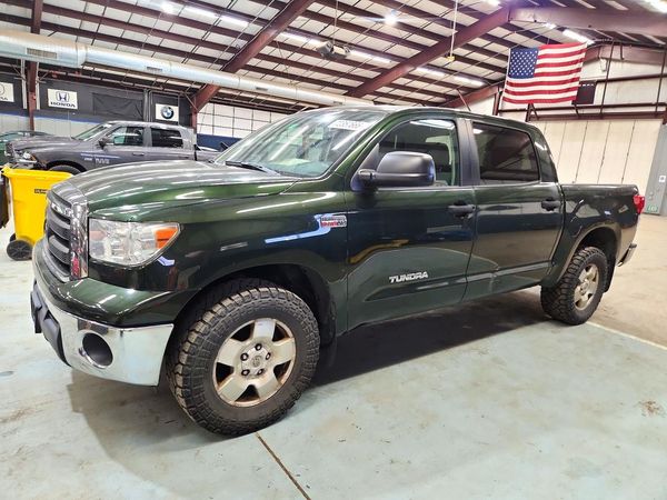2013 TOYOTA TUNDRA SR5 — Front 3/4