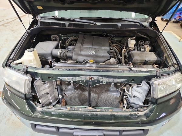 2013 TOYOTA TUNDRA SR5 — Engine bay