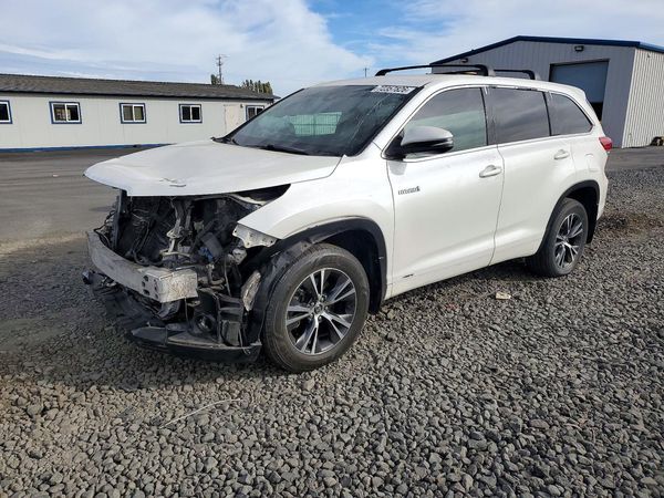 2018 TOYOTA HIGHLANDER LE Hybrid — Front 3/4