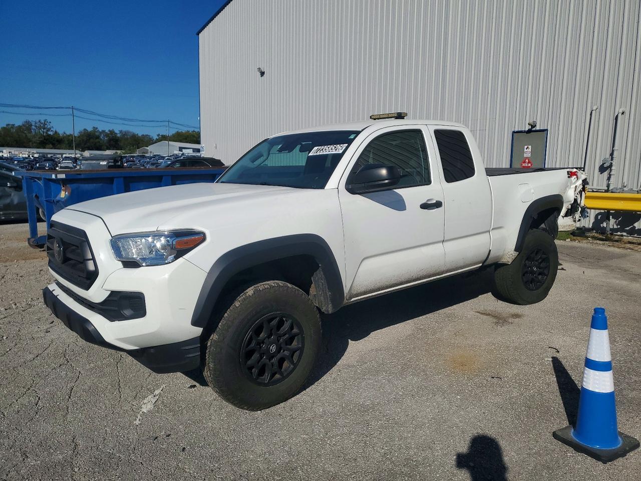 2022 TOYOTA TACOMA SR5 — Front 3/4