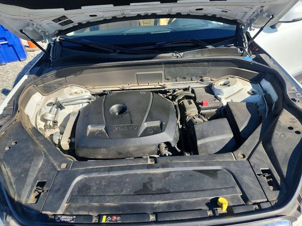 2016 VOLVO XC90 SV42 Momentum — Engine bay