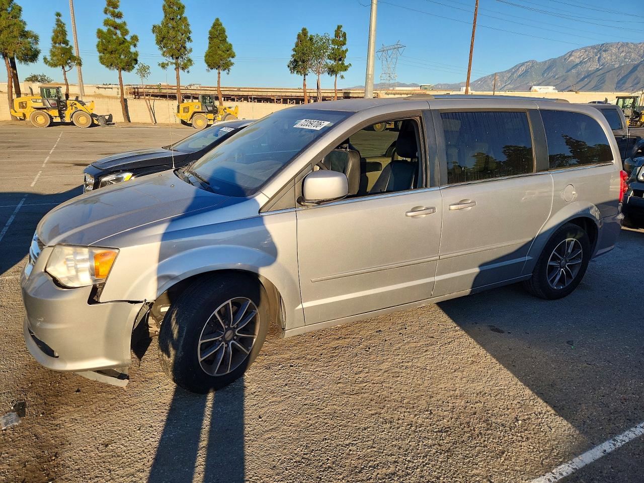 2017 DODGE GRAND CARAVAN SXT — Front 3/4