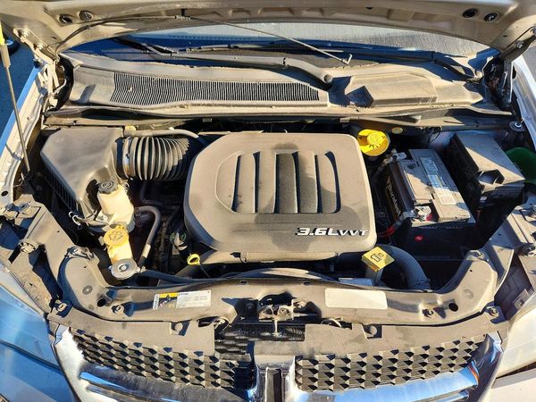 2017 DODGE GRAND CARAVAN SXT — Engine bay