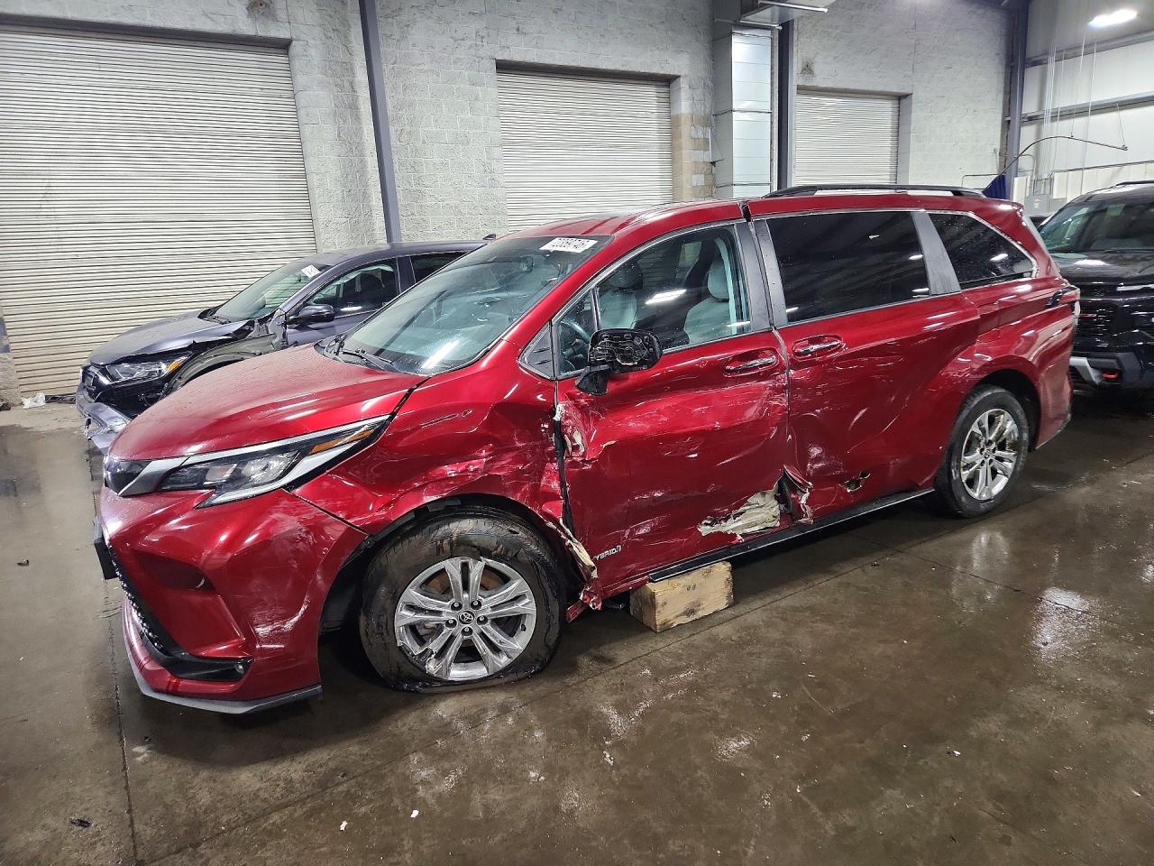 2021 TOYOTA SIENNA XSE Plus Package — Front 3/4