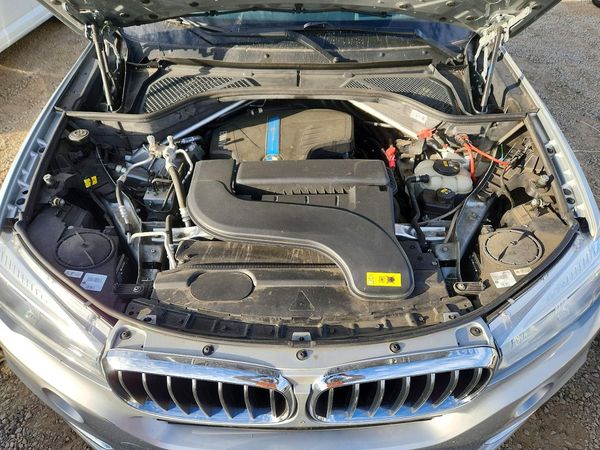 2017 BMW X5 xDrive40e — Engine bay