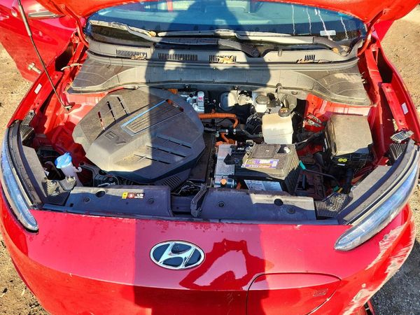 2023 HYUNDAI KONA SE — Engine bay