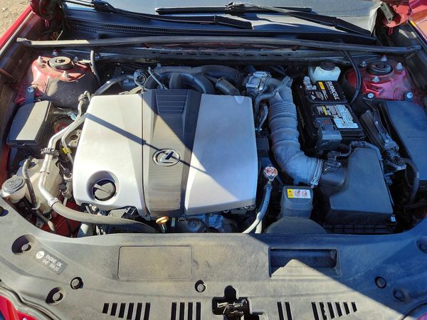 2020 LEXUS ES 350 Luxury — Engine bay