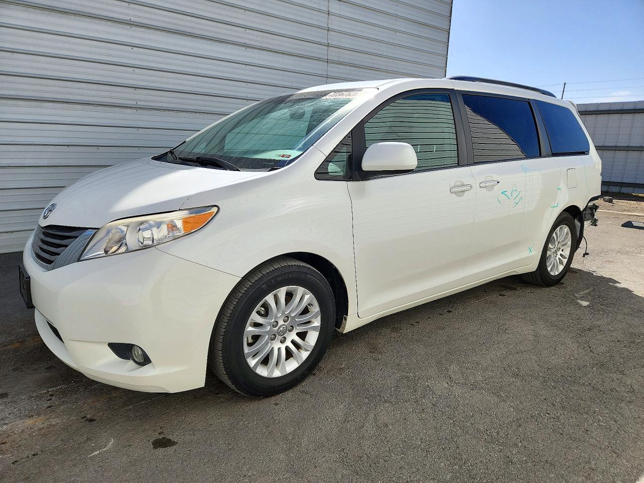 2015 TOYOTA SIENNA — Front 3/4