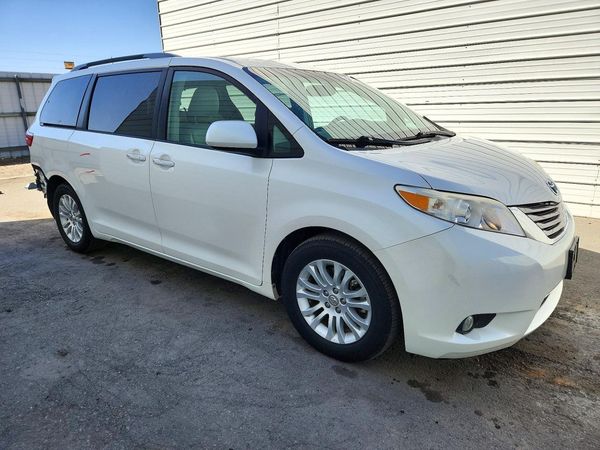 2015 TOYOTA SIENNA — Passenger 3/4